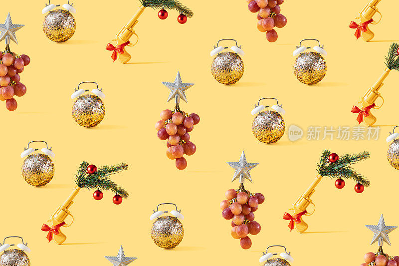 黄色的圣诞图案有树枝，装饰品和银球。Party New Year 2023最小概念背景。概念上的静物